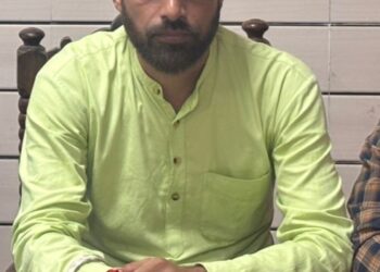 भ्रष्टाचार के आरोप लगे व्यक्ति ने उद्योग विभाग में रहकर जिसने नहीं किया कोई काम ,  सुखराम चौधरी पर कीचड़ उछलने का कर रहा काम , युवा मोर्चा अध्यक्ष चरणजीत सिंह