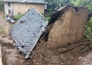 अर्थी लेकर जा रहे लोगों पर गिरी दीवार,अर्थी सहित 5 लोग मलबे में दबे