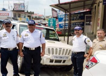 गाड़ी पर लिखा ”पुलिस”, नीली बत्ती भी लगाई… गगरेट में ऐसे पकड़ा गया फर्जी पुलिस वाला