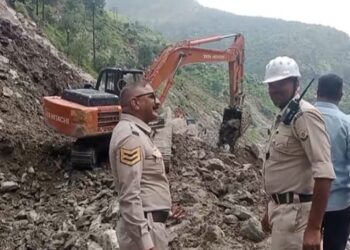 मंडी-कुल्लू NH बंद: वैकल्पिक मार्ग भी अवरुद्ध, यात्री परेशान