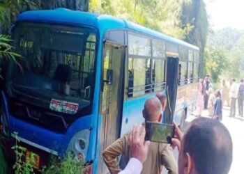 हिमाचल: उतराई में फेल हो गई HRTC बस की ब्रेक, 20 यात्री थे सवार; मची चीख पुकार