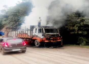 लद्दाख जा रहे सेना के सामान से भरे कैंटर में लगी भीषण आग