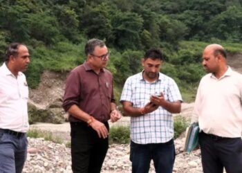 भाजपा विधायक आशीष शर्मा के चाचा के क्रशर पर पुलिस ने डाली रेड, जेसीबी मशीनें, टिप्पर और सामान जब्त