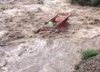 सिरमौर: सड़क धंसने से खड्ड में जा गिरा सेब से भरा ट्राला, अन्य वाहन को पास देते हुई घटना