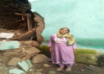 भारी बारिश से मकान ध्वस्त, सर से उड़ी छत से बेघर हुए दो परिवार