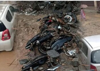 हिमाचल में भारी बारिश से आया फ्लैश फ्लड, चारों तरफ मची तबाही- मलबे में दबी कई गाड़ियां
