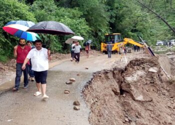 Himachal: भूस्खलन से सड़क का बड़ा हिस्सा नदी में समाया, मंडी-पठानकोट हाईवे पर सैंकड़ों वाहन फंसे