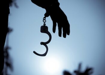 फिल्मी स्टाइल में पुलिस कर्मियों को चकमा देकर कैदी हुआ फरार, जानें मामला