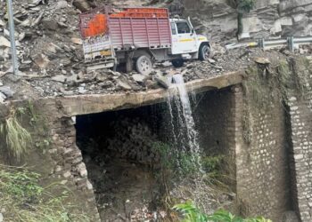 NH पर पुलिया में आई दरारें, धंसी दीवारें, ऊपर से गुजर रही गाड़ियां