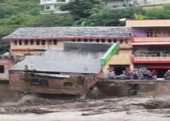 हिमाचल में तबाही का मंजर: ब्यास नदी में आई भयानक बाढ़.. चपेट में आया भवन
