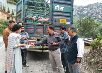 जिला प्रशासन ने कसा शिकंजा, 372 अवैध सिलेंडर के साथ जब्त किए 3 वाहन