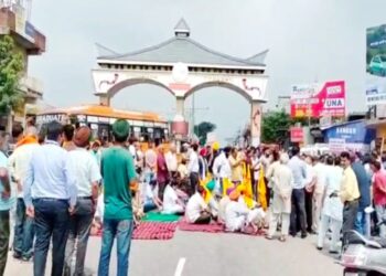 ऊना के मैहतपुर में टोल बैरियर पर पर्ची काटने को लेकर बवाल, नंगल वासियों ने किया धरना-प्रदर्शन