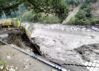 चंबा में रावी की तेज लहराें से नैशनल हाईवे का एक हिस्सा धंसा, नए बस स्टैंड के पास वन-वे हुआ ट्रैफिक