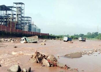 खनन माफिया पर टूटा कुदरत का प्रकाेप, टिप्पर-जेसीबी समेत खड्ड में फंसे 10 लाेग…