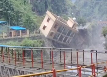 भवन में रहते थे CIF के 7 जवान, सियूल नदी में समाया 2 मंजिला मकान