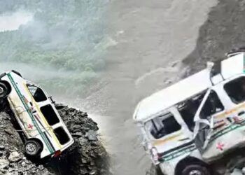 सुबह-सवेरे खाई में गिरी AMBULANCE, मची चीख-पुकार; ड्राइवर घायल