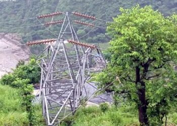 9 मील के पास भूस्खलन से 132 केवी लाइन का टावर गिरा, मंडी में बिजली संकट गहराया