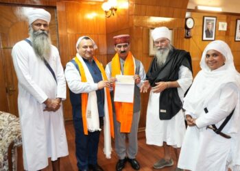 विनय कुमार ने मुख्यमंत्री राहत कोष में 21 लाख रुपये का चेक किया भेंट ….