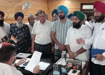 पांवटा साहिब: धान की फसल में लगा अज्ञात रोग, मुआवजे व समस्या के उचित समाधान हेतु CM को सोंपा मांग पत्र