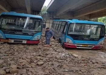 भारी बारिश से जनजीवन प्रभावित: सड़कें बंद… बाढ़ में फंसी HRTC की बसें