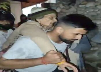 दहशत में घरों से भागे लोग, पहाड़ी से गिरी चट्टानें