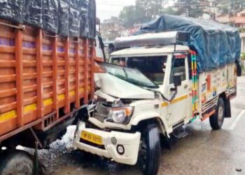 Solan: ट्रक और पिकअप जीप के बीच जबरदस्त टक्कर, मची अफरा-तफरी