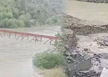 बारिश-बर्फबारी का कहर, बाढ़ में बहा पुल- गाड़ियों में परिवार संग फंसे कई लोग