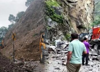 पहाड़ी से भरभरा कर गिरी चट्टानें, 6 गाड़ियां चपेट में आई- राहत कार्य जारी