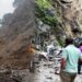 पहाड़ी से भरभरा कर गिरी चट्टानें, 6 गाड़ियां चपेट में आई- राहत कार्य जारी