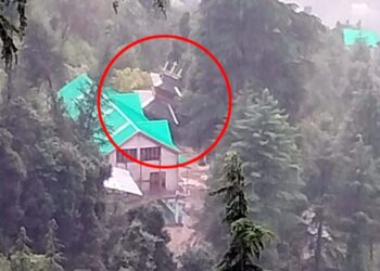 मंडी में भूस्खलन की चपेट में आया देव काली नाग जी दारल का मंदिर, भक्त हुए भावुक