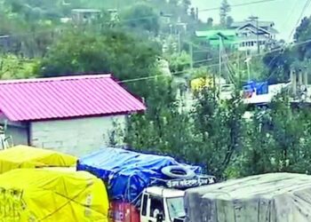 हिमाचल में बारिश से सड़कें बंद- रास्ते में फंसी गाड़ियां, बोरियों में सड़ रही करोड़ों की फल-सब्जियां