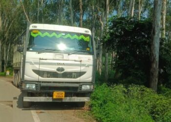 सिरमौर में वन विभाग की कार्रवाई से खनन माफिया के उड़े होश, हाईवे पर रेत-बजरी और डंपर छोड़ भागे