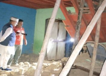 मकान गिरने से मलबे में दबी महिला व 2 बच्चियां, ग्रामीणों ने बचाया