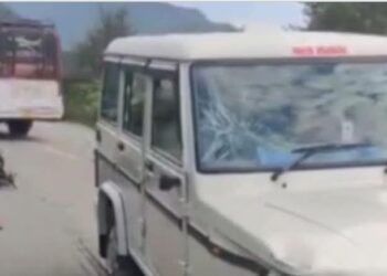 बाइक सवार दो युवकों की सरकारी बोलेरो से हुई जोरदार टक्कर, कई फीट दूर गिरे