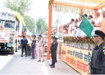 योगी आदित्यनाथ ने भेजे 26 ट्रक राशन सामग्री, जयराम ने कंडवाल से किए रवाना