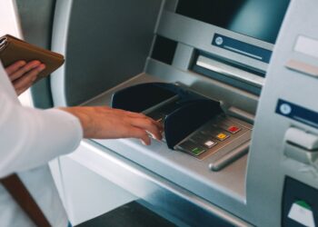 ठगी का नया तरीका: ठगों ने बातों में उलझाकर बदला ATM कार्ड, मामला दर्ज