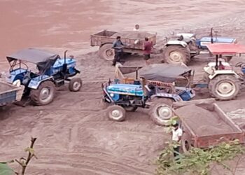 1100 नंबर पर शिकायत…खनन माफिया पर कसा शिकंजा, अवैध खनन करते 5 ट्रैक्टर पकड़े
