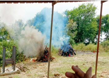 रो पड़ा पूरा गांव जब एकसाथ उठीं 2 अर्थियां, 24 घंटे पहले ही घर में गूंजी थी किलकारी