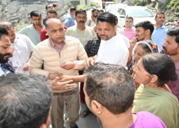 आपदा प्रभावितों के राहत व पुनर्वास कार्य में उदारता बरते सरकार : जयराम ठाकुर