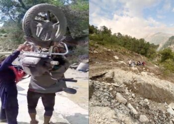 कंधे पर बाइक उठाकर 300 मीटर दलदल भरा रास्ता पार करके गया ”बाहुबली’