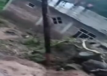 भारी बारिश ने बरपाया कहर: मंडी में रात के अंधेरे में दरका पहाड़… लोगों ने खाली किए घर