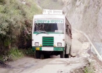 19 दिन का इंतजार खत्म, चम्बा-भरमौर रूट पर दौड़ीं HRTC की बसें, लाेगाें ने ली राहत की सांस