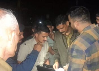 गाड़ी से पास लेने को लेकर हुई कहासुनी तो तान दी पिस्टल, स्थानीय लोगों ने की ऐसी धुनाई कि भूले बदमाशी