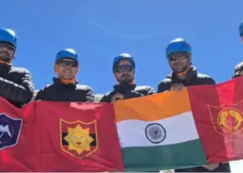 हिमाचल के माउंट रियो परगियल पहुंची सेना-नागरिकों की टीम, खराब मौसम में भी नहीं मानी हार