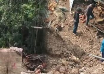 हिमाचल में अस्पताल के पास हुआ भूस्खलन, मलबे की चपेट में आए 2 लोग- प्रशासन ने खाली करवाया भवन