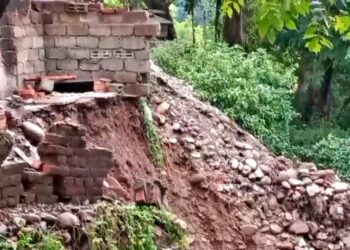 ज्वाली अस्पताल के पास लैंडस्लाइड, मलबे में दबा प्रवासी परिवार, 4 लोग घायल, 2 की हालत गंभीर