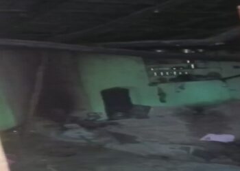 नाहलवीं गांव में गिरा स्लेटपोश मकान, मलबे में दबी मां-बेटी, और फिर…