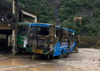 मंडी में बारिश का कहर: कई दुकानें, बसें और गाड़ियां बही…