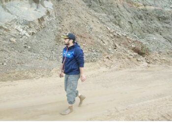 अधिकारी हो तो ऐसा : कीचड़ में नंगे पांव ही निकल पड़े डीसी अपूर्व देवगन