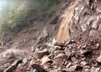 Himachal: किन्नौर में बादल फटने से तबाही, वाहनाें सहित खेत-बगीचे बहे…आधी रात काे घर छाेड़ भागे लाेग